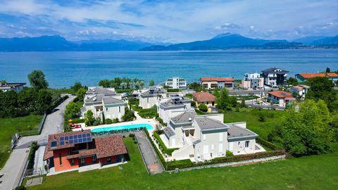 Set in a quiet and refined residence inSan Benedetto, in Peschiera del Garda, GardaHaus offers a charming two-bedroom apartment on two levels, complete with terrace, sun deck with lake view and private parking space. The apartment located on the seco...