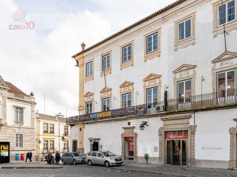L'ancien bâtiment architectural, situé sur la place principale d'Évora, la Praça do Giraldo, reflète la riche histoire et la culture de la ville. Composé d'un sous-sol, d'un rez-de-chaussée et de cinq étages, formé de sept fractions autonomes, distin...