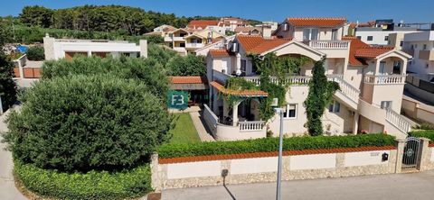 Location: Šibensko-kninska županija, Vodice, Vodice. VODICE - A beautiful detached house with four separate apartments is for sale, at a distance of about 1000 m from the city center, i.e. 1500 m from the city beach. The house is located in a quiet, ...