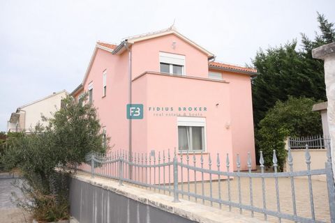 Location: Šibensko-kninska županija, Vodice, Vodice. VODICE - For sale, detached house with 2 separate apartments, located in a very quiet location, 700 m from the city beach and 750 m from the city center. The family house was built in 2011 on a plo...