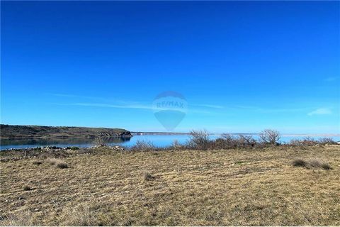 Location: Zadarska županija, Ražanac, Rtina. FOR SALE: building land in the town of Rtina, only 300 m from the sea and the beach. The size of the land is 690 m2, it has a regular rectangular shape. The dimensions of the field are 22 x 31 m. It has an...