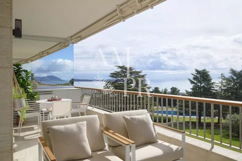 Amanda Properties offers you in a luxury residence in California with 24/7 security, swimming pool, tennis court and golf practice. This splendid 95 m2 flat has been completely renovated with top-of-the-range fittings. The flat comprises a hall, a la...
