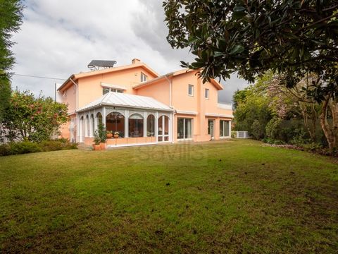 Excellent Villa V5+2 in great condition. The property excels by the location near Avª Marechal Gomes da Costa, in a very quiet residential area. Close to some of the best schools in Porto and the Serralves Foundation. RC floor: Large entrance hall; L...