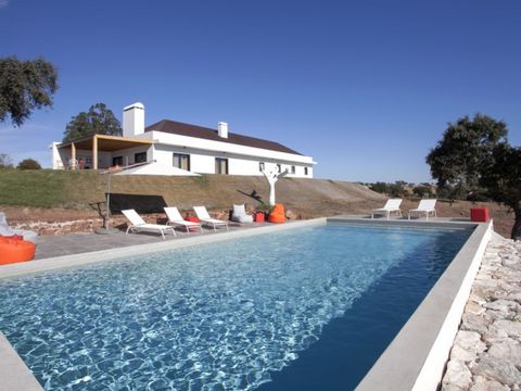 Maison dans l'Alentejo avec 27630m² (2.763 Ha) avec une maison de 204m² près du village de Santa Susana, entre Alcácer do Sal et Montemor-o-Novo. La maison, qui se trouve au sommet de la colline avec une vue imprenable, a été construite en 2015 avec ...