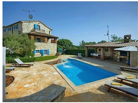 I sogni delle case in pietra d'Istria diventano realtà! La bella Villa Simone offre vacanze confortevoli con piscina.
