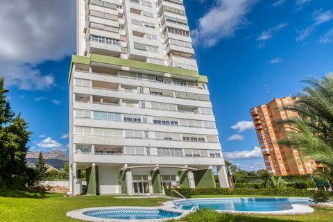 Bonito apartamento de 98m2 se encuentra en la zona de la Playa de Poniente en Benidorm, a menos de 15 minutos del centro de la ciudad y con centros comerciales muy próximos. Dispone de 3 dormitorios, 2 baños completos, cocina equipada, lavadero, un a...