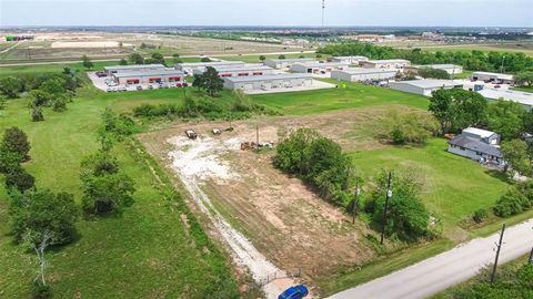 This 1.87 acre tract of land in Fulshear is zoned for commercial. Prime property! Great for a future business or warehouse. Connector road to FM 1093 coming soon. Fulshear is an up and coming community with an abundant amount of growth to come. Purch...
