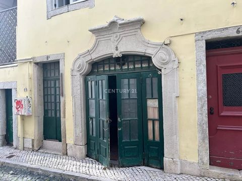 No coração da cidade de Lisboa, em Alfama, numa das zonas mais movimentadas da cidade, encontramos este espaço comercial histórico para venda. O espaço conta com uma área bruta privativa de 73,4 m², está localizado num r/c de um edifício habitacional...