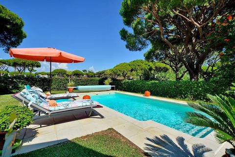 VILAMOURA - Questa impeccabile villa bifamiliare si trova in posizione ideale ai margini del campo da golf Pinhal a Vilamoura, offrendo un ambiente eccezionale. Il piano terra dispone di un ampio soggiorno inondato di luce attraverso ampie finestre. ...