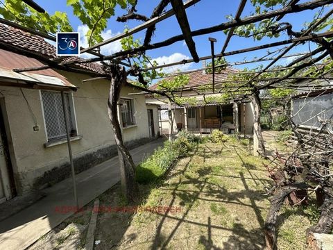 'Address' Real Estate bietet ein Haus mit einem Hof von 1400 m² im Dorf Gorni Vadin, Gemeinde Oryahovo, neben der Donau. Das Haus hat eine Fläche von 60 qm. und besteht aus einem Flur, einem Wohnzimmer und zwei Schlafzimmern. Die Küche befindet sich ...