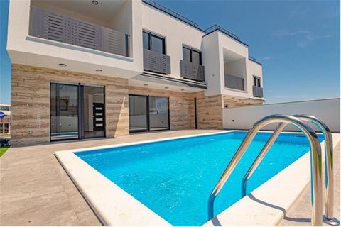 Location: Šibensko-kninska županija, Vodice, Vodice. Newly built villa in Vodice with sea view for sale. It is located on the edge of the settlement. The villa is part of a new project consisting of a total of 4 villas. The villa has a total usable a...