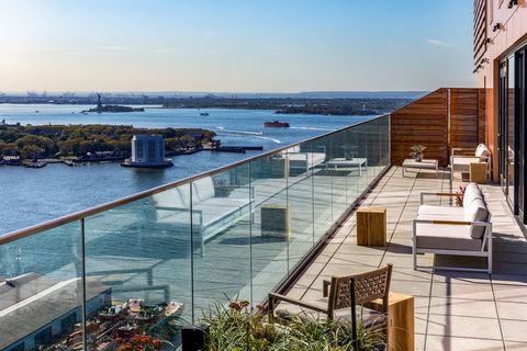 LUXE WONEN AAN HET WATER IN BROOKLYN HEIGHTS. ONMIDDELLIJKE BEZETTING, LAGERE MAANDSOMMEN, BESTE UITZICHT! Welkom bij Quay Tower, een onvergelijkbare woonwijk die het leven aan het water in Brooklyn Heights opnieuw definieert. Met een prachtig uitzic...