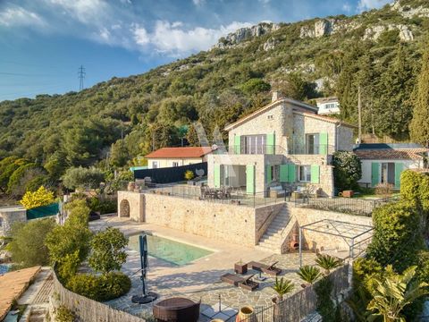 Genesteld in La Turbie, op het zuiden en 180° uitzicht van het puntje van Italië tot Saint Jean Cap Ferrat, combineert dit boeiende pand dat getuigt van de tijdloze charme van de regio, een spectaculair uitzicht op de zee en Monaco, een ontspanningsr...