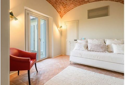 Elegant villa with private garden and pool, located in the splendid countryside of Valdichiana, near Cortona.