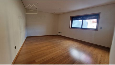 1 bedroom apartment for rent in the center of Porto near Praça dos Poveiros NOT FURNISHED. Fabulous apartment located on the 2nd floor in a building with elevator in the center of Porto available for immediate entry. Rental conditions: . minimum leas...