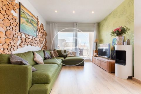 Maison de 171 m2 avec terrasse de 22m2 et vues dans la région de Alfaz del Pi, Marina Baixa.La propriété dispose de 4 chambres, 3 salles de bain, piscine, 2 places de parking, climatisation, armoires intégrées, buanderie, balcon, jardin, chauffage et...
