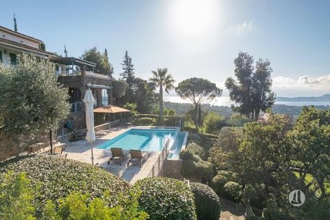 This villa offers breathtaking views of the sea and the vineyards of La Croix Valmer. With its 192 sq. m. on two levels, it has 4 bedrooms each with a private bathroom and shower. The entrance hall, kitchen, dining room, living room with fireplace, l...