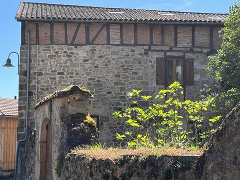 Dans un charmant petit village du Lot, proche du chemin de Saint Jacques de compostelle, cette jolie maison en pierre offre encore de nombreuses possibilités... A 15 minutes de Figeac, cette maison se compose sur une partie de plain pied (accessible ...