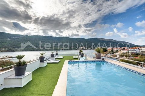 Cerca de Sibenik, hay una casa en venta con una gran terraza en la azotea y piscina, en primera fila al mar. Dado que la casa cuenta con restaurante y apartamentos de alquiler, es una excelente oportunidad de inversión que ofrece diversas opciones al...