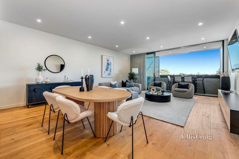 Expressions of Interest Closing Tuesday 18th June at 3pm Rise to the top in lifestyle excellence with breathtaking views of the city skyline, the bay and the Dandenong Ranges from this luxurious 3 bedroom 3 bathroom penthouse on McKinnon Hill. In a b...