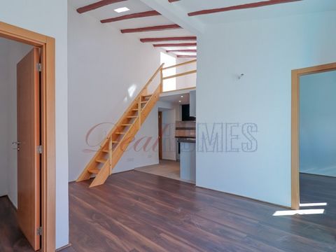Deal Homes presents, Charming typical Algarve house, completely renovated, located in the village of Barão de S. João. The charm of this house is incomparable, with colorful bars on the facade and white walls. The space, very well used, offers you mo...