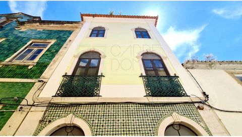 Encantador edificio de 4 plantas en el centro de Torres Vedras. Edificio en propiedad total que consta de dos fracciones con uso independiente: - R / C que consiste en un T0 con 44,85 m2 de área privada bruta - acceso por Rua Guilherme Gomes Fernande...