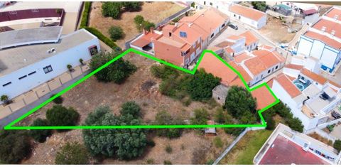 Deal Homes presents, Plot of urban land near Portimão and overlooking the Ria de Alvor. This lot has a total of 998 m2 and in it we find a ruin with 141 m2 to be rebuilt, and there is the possibility of increasing its construction area and build up t...