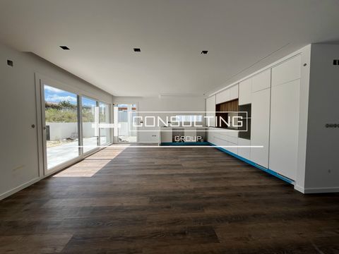 Detached house in Pinhal do Conde da Cunha Description: This 4 bedroom villa in Pinhal Conde da Cunha offers an environment of luxury and comfort, combining elegance with functionality for an exceptional quality of life. Consisting of 2 floors, on th...