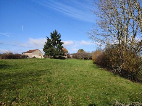 Terrain de 2574 m2 - Prix de vente : 35 000 euros (honoraires à la charge du vendeur) Très bien situé pour un calme assuré et non loin du bourg et de l'école. Branchement d'eaux usées déjà existant jusqu'en limite de propriété. Les informations sur l...