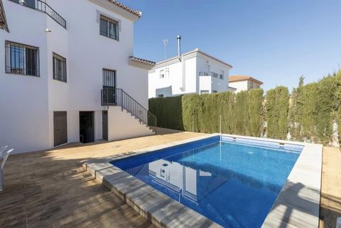 Beautiful villa for sale in one of the quietest areas of the Granada belt, 15 minutes from Granada. The house has 260 meters built, within a plot of 386 square meters. Its distribution is as follows: - Upstairs, Master bedroom with dressing room, ful...