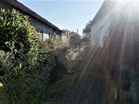 Excelente Lote de 3 frentes para construção de Moradia de 4 frentes ou edifício para habitação.   Composto por casa de pavimento em ruína e por 3 pavilhões, com logradouro, Area total de 1500m2, 900m2 de area construtiva. Antiga estrada nacional Port...