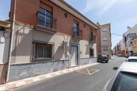House in the center of Armilla in ESQUINA, with 210.00 m2. built and 60M2 PATIO!. to enjoy it to the fullest with family and friends,.... LOCATED 200M FROM THE METRO STOP!! It has 5 bedrooms, two bathrooms, living room with fireplace, equipped kitche...