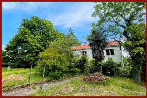 NOUVEAUTE Située au calme de son village et à seulement 1,4km du bourg, venez découvrir cette grande maison familiale de 190m2 à rénover entièrement. Elle se compose à l'étage d'une entrée avec un grand placard, d'une cuisine semi ouverte sur un salo...