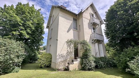 - La Villa des Lilas - Au fond d'une impasse située en plein cœur du Point du jour, maison familiale de caractère de 1905 d'une surface de 164,15 m2 répartis sur trois niveaux + sous-sol, le tout édifié sur une superbe parcelle arborée de 1266 m2 pis...