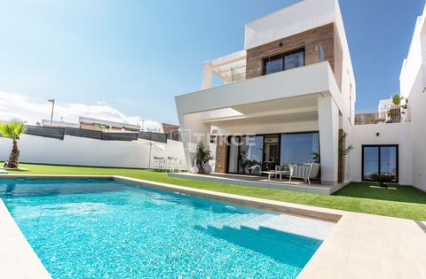 Villas de luxe avec vue et piscine privée à Finestrat Alicante Ces villas se trouvent à Finestrat, une municipalité côtière de la province d'Alicante, qui appartient à la Costa Blanca, une région méditerranéenne, où le climat est favorable la majeure...