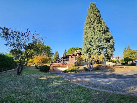 Située en Lot-et-Garonne, aux portes d'un village tous commerces et services, cette belle maison d'architecte des années 1980 est de plain pied et vous propose une très agréable et lumineuse pièce de vie de 75 m², une cuisine de 27 m² donnant sur une...