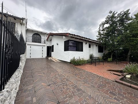Investment Opportunity in Ciudad Jardín, Cali Exclusive and privileged sale of a detached house in the prestigious Ciudad Jardín neighborhood of Cali, Colombia! Located in an area that harmonizes elegant residential areas with expanses of forests, we...