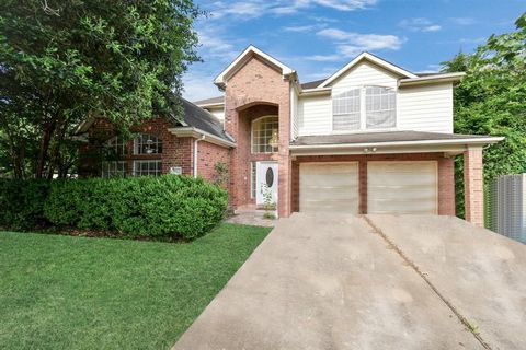 This beautiful home features high ceilings and a spacious living area that opens to the dining room, creating an inviting and airy atmosphere. making it a desirable place to live. The living area is expansive and The seamlessly integrates with the di...