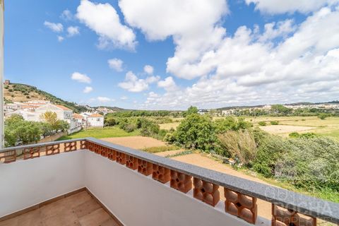 Come and discover your dream apartment in Aljezur! This charming T3 is the perfect choice for those looking for comfort, space and stunning views over the Várzea de Aljezur and its pasture fields! Located next to the PNSACV (Natural Park of Southwest...