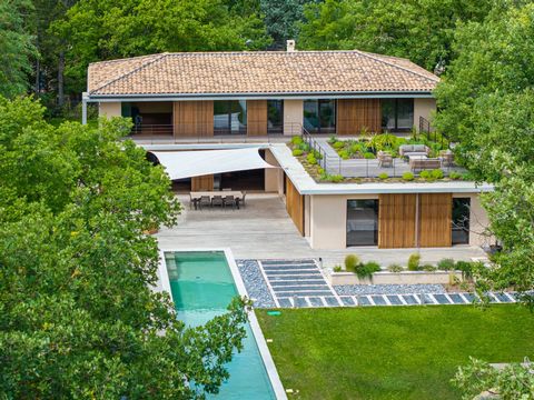 Exceptional Villa at the City Gates Discover this magnificent recently built villa constructed with the utmost craftsmanship, located near Aix-en-Provence, offering high-end features and an idyllic living environment. Ideal for families or lovers of ...