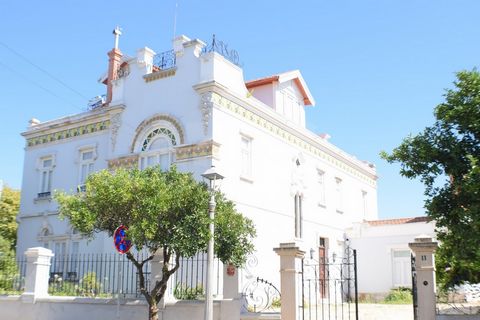 Palacete 10 divisions à Estremoz, désigné par O Palacete Vieira da Silva ou également connu sous le nom de Casa Vieira da Silva a été construit par le médecin João Lopes Nunes Vieira da Silva marié à Elisa Carmen Reynolds Graça Zagallo, dans la premi...