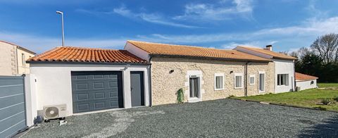 Gué d'Alleré 17540, maison rénovée 119m2, 3 chambres, un bureau, parcelle de 1500m2, garage et atelier. Au coeur du village du Gué d'Alleré situé à 6 km de la zone commerciale de Ferrières et de l'axe La Rochelle -Niort , découvrez cette maison chare...