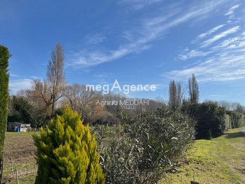 Situé à Vaux-sur-Mer proche de Royan, ce terrain de 1989 m² Libre de constructeur, offre un cadre de vie idéal. Niché dans un quartier paisible et prisé il bénéficie d'une proximité appréciable avec les écoles et les commerces locaux. De plus, sa sit...