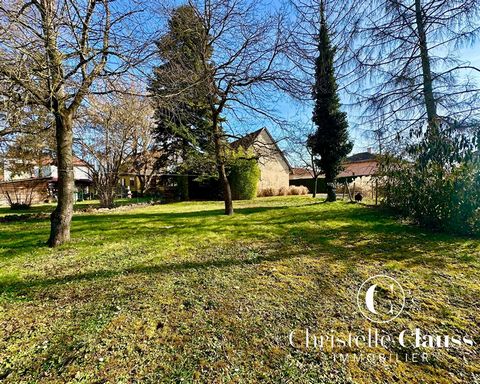 Dans la jolie commune d'Ostwald, venez découvrir cette belle maison de 170m2 bâtie sur un terrain de 12ares avec piscine. Au rez de chaussée, vous trouverez une entrée qui dessert une chambre de 15m2, une salle de bains avec WC séparé, une cuisine éq...