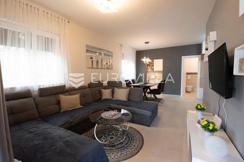 Zadar, Borik, one-room apartment on the ground floor of a residential building, NKP 69 m2.The apartment consists of an entrance hall, one bedroom, bathroom, kitchen, dining room and living room, and a covered terrace of 6.90 m2. The total closed area...