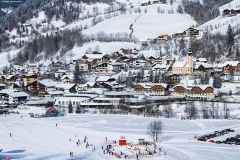 Ce charmant appartement de 70 m² à Bad Kleinkirchheim est parfait pour accueillir jusqu'à 6 personnes, offrant 2 chambres et un grand espace de vie. Situé sur un terrain de golf et au pied de la piste de ski, l'appartement offre une vue imprenable su...