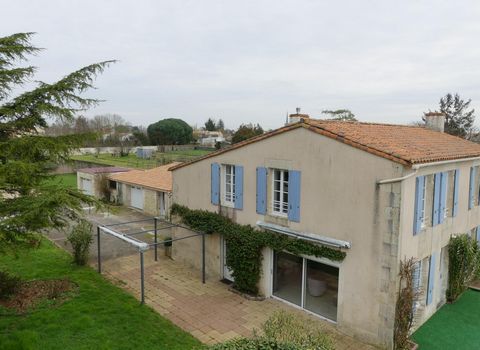 Maison en pierre et son jardin paysagé