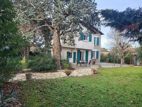 Batisse des années 1930 sur 1060m2 de terrain! De belles surprises vous attendent !