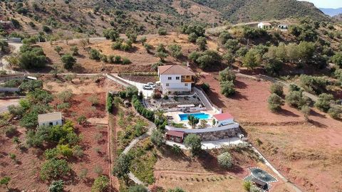 Encantador y exitoso B&B en venta Este próspero B&B, conocido por sus cientos de reseñas de 5 estrellas, está situado a solo 27 km del Aeropuerto de Málaga. Un breve trayecto de media hora te lleva a un mundo sereno de tranquilidad, espacio y natural...