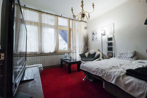 Zagreb, Trešnjevka A two-room classic apartment in an attractive location with a total area of 67 m². It is located on the first floor of a building without an elevator, built in 1936. The apartment consists of an entrance hall, a living room, a kitc...